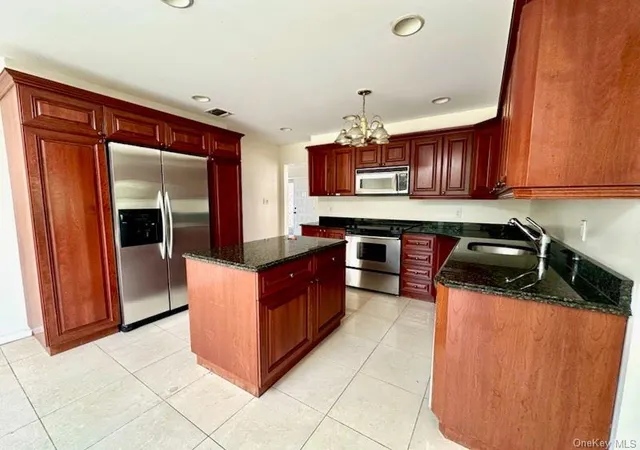 4th image of 106 Woods Dr, Roslyn, NY 11576 | MLS# 969786