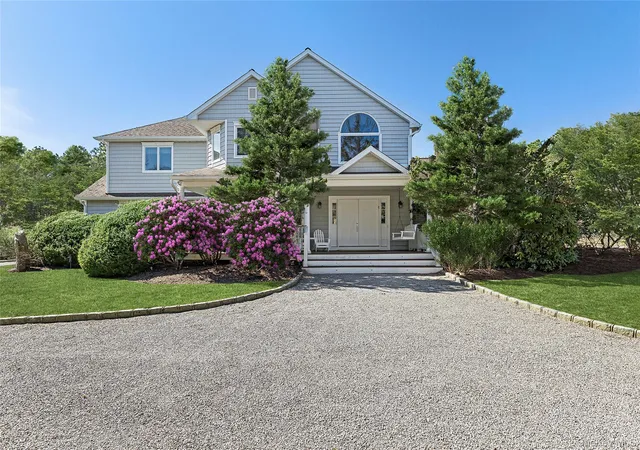 Photo 1 of Single family home for sale at 4 Polo Grounds Ln, Southampton, NY 11942 | MLS# 970165 | Listing updated on 2026-04-25