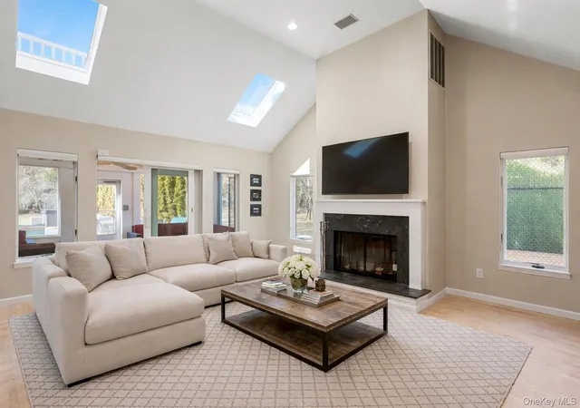 Photo 4 of Single family home for sale at 4 Polo Grounds Ln, Southampton, NY 11942 | MLS# 970165 | Listing updated on 2026-04-25