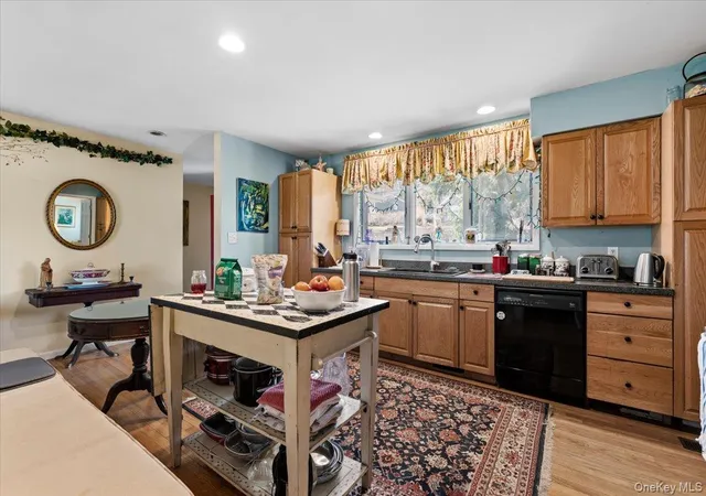 Photo 3 of Sale Pending at 41 Lakeside Dr, Huntington, NY 11721 | MLS# 970234 | Listing updated on 2026-10-01