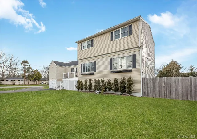 2nd image of 15 Bingham Pl, Babylon, NY 11701 | MLS# 970242