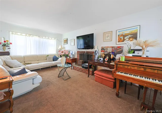 Photo 3 of Single family home for sale at 84 Middle Neck Rd, Roslyn, NY 11576 | MLS# 970387 | Listing updated on 2026-08-31