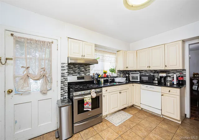 Photo 3 of Single family home for sale at 84 Middle Neck Rd, Roslyn, NY 11576 | MLS# 970387 | Listing updated on 2026-08-31