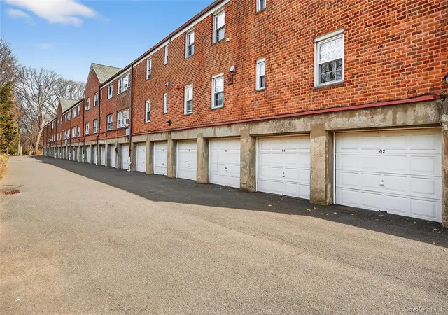 2nd image of 66 Robins Crescent, New Rochelle, NY 10801