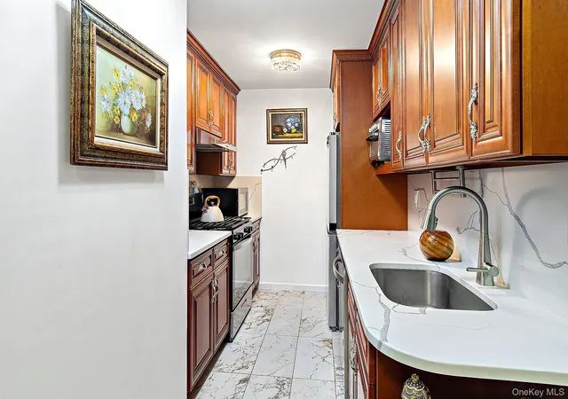 Listing Photo 2 - Condo for sale in The Whitehall located at 3333 Henry Hudson Pkwy W, New York, NY 10463 - Unit #1G