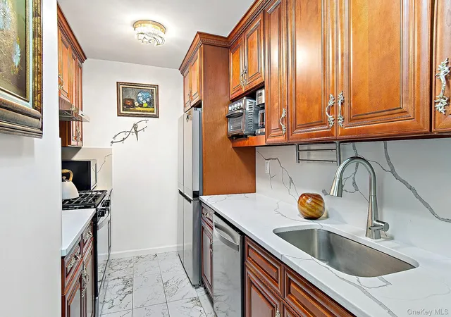 Listing Photo 3 - Condo for sale in The Whitehall located at 3333 Henry Hudson Pkwy W, New York, NY 10463 - Unit #1G