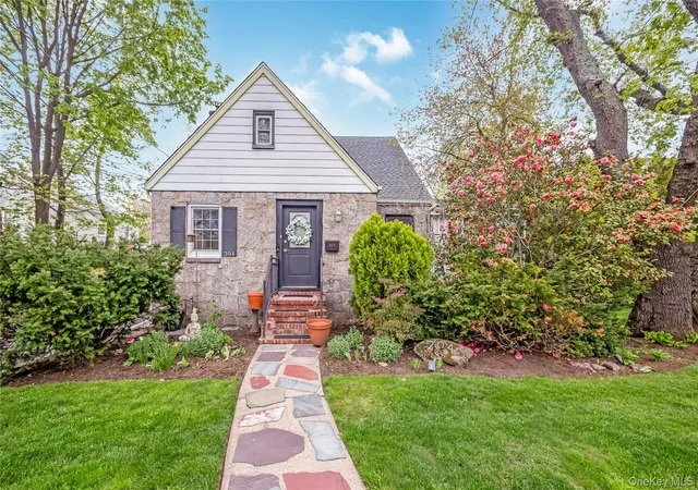 3rd image of 204 Franklin Ave, Malverne, NY 11565 | MLS# 970751