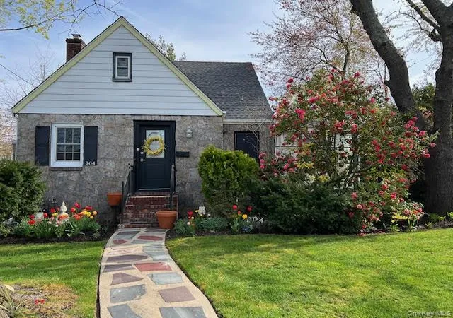 4th image of 204 Franklin Ave, Malverne, NY 11565 | MLS# 970751