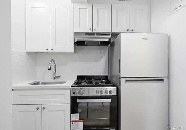 Photo 3 of Sale Pending at 50 22 40th Street #4D, New York, NY 11104 | MLS# 970772 | Listing updated on 2026-07-31