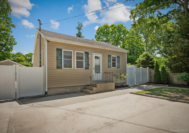1st image of 289 Magnolia Dr, Selden, NY 11784 | MLS# 970819