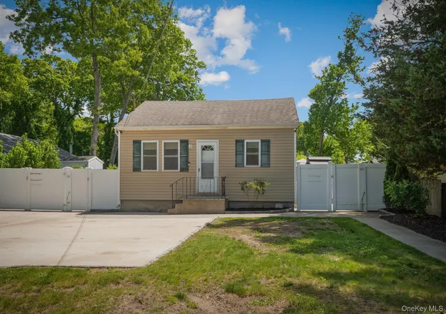 2nd image of 289 Magnolia Dr, Selden, NY 11784 | MLS# 970819