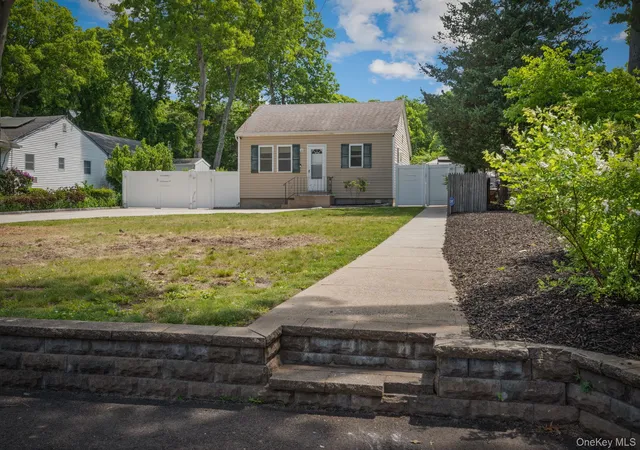 3rd image of 289 Magnolia Dr, Selden, NY 11784 | MLS# 970819