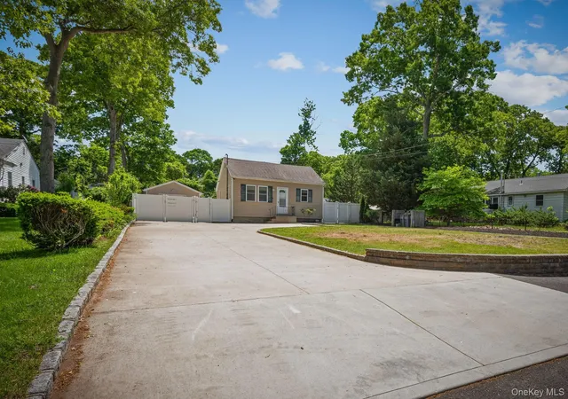 4th image of 289 Magnolia Dr, Selden, NY 11784 | MLS# 970819