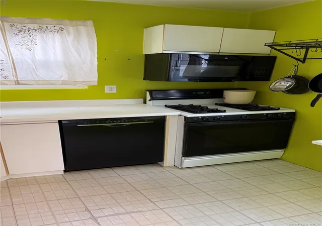 2nd image of 1072 Fenwood Dr #4, Hempstead, NY 11580 | MLS# 970907
