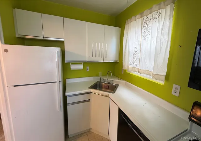 3rd image of 1072 Fenwood Dr, Hempstead, NY 11580