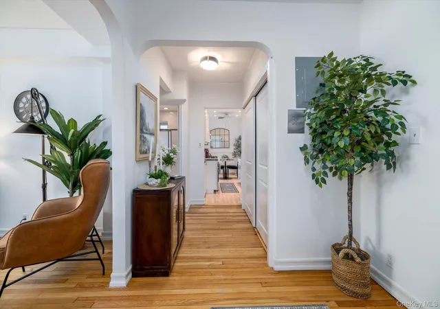 3rd image of 518 Bch 139Th St, New York, NY 11694
