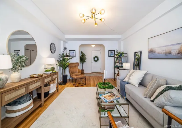 4th image of 518 Bch 139Th St, New York, NY 11694