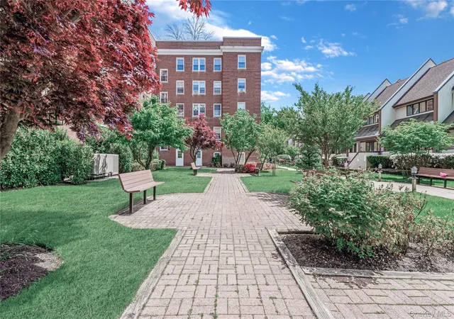 2nd image of 90 Knightsbridge Rd, North Hempstead, NY 11021