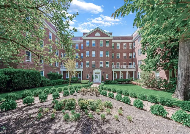 1st image of 90 Knightsbridge Rd #3N, North Hempstead, NY 11021 | MLS# 971086