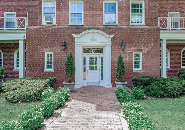2nd image of 90 Knightsbridge Rd #3N, North Hempstead, NY 11021 | MLS# 971086