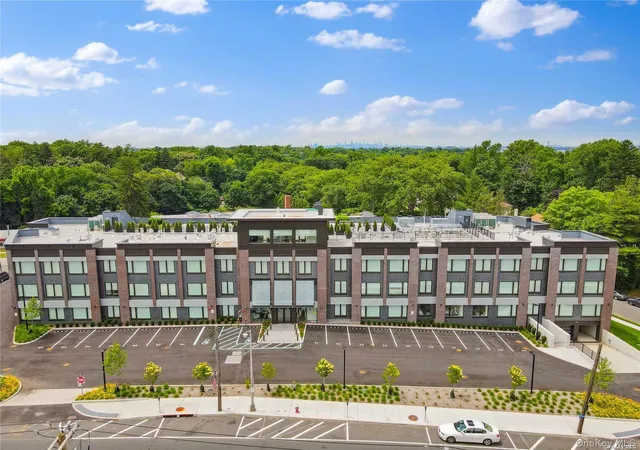 36th image of 218 Middle Neck Rd #102, North Hempstead, NY 11021 | MLS# 971394