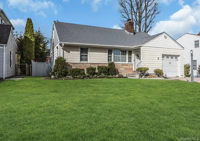 Photo 3 of Sale Pending at 5 Sherwood Rd, Glen Cove, NY 11542 | MLS# 971667 | Listing updated on 2026-09-19