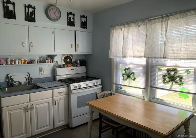 3rd image of 6 Wilton St, North Hempstead, NY 11040 | MLS# 971871
