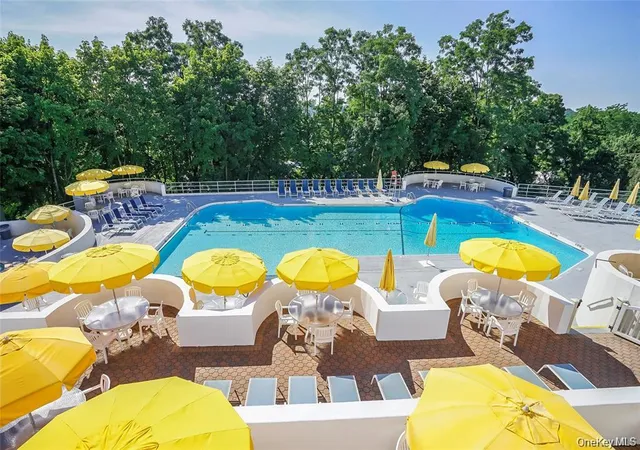 Listing Photo 2 - Condo for sale in building located at 500 High Pt Dr, White Plains, NY 10530 - Unit #412