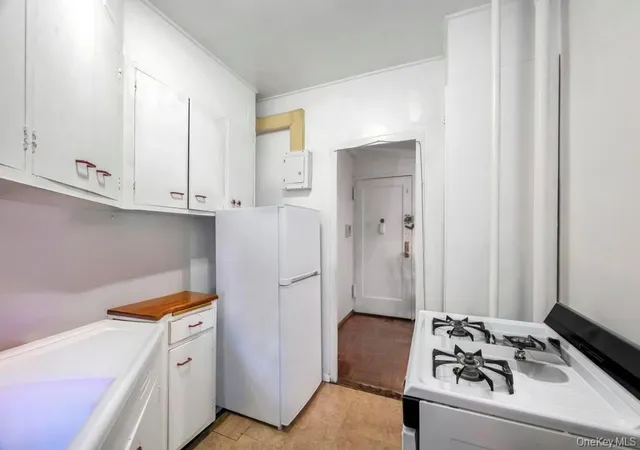 Photo 4 of Sale Pending at 1690 Metropolitan Ave #1E, New York, NY 10462 | MLS# 972135 | Listing updated on 2026-06-22