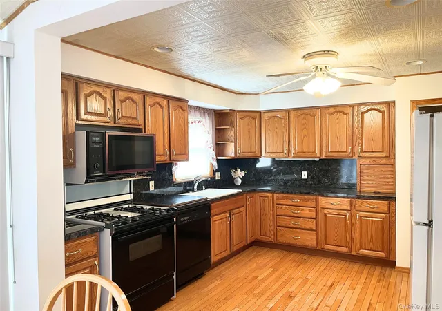 3rd image of 104 Vesper Ct, Babylon, NY 11702 | MLS# 972491