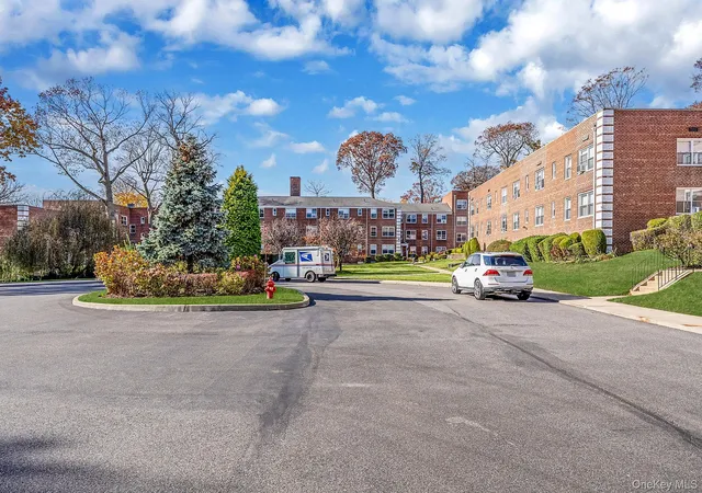 2nd image of 16 Edwards St, Roslyn Heights, NY 11577