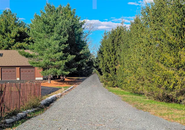 Photo 3 of Single family home for sale at 5 Spruce Hl Ln, Warwick (town), NY 10990 | MLS# 972737 | Listing updated on 2026-03-25