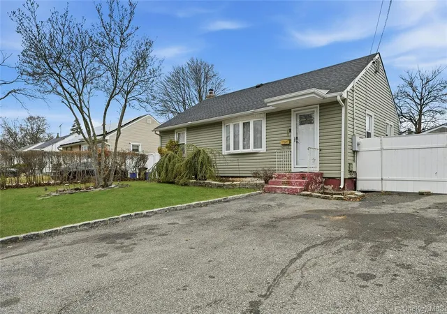 Photo 3 of Sale Pending at 135 Cumberbach St, Babylon, NY 11798 | MLS# 972785 | Listing updated on 2026-09-19