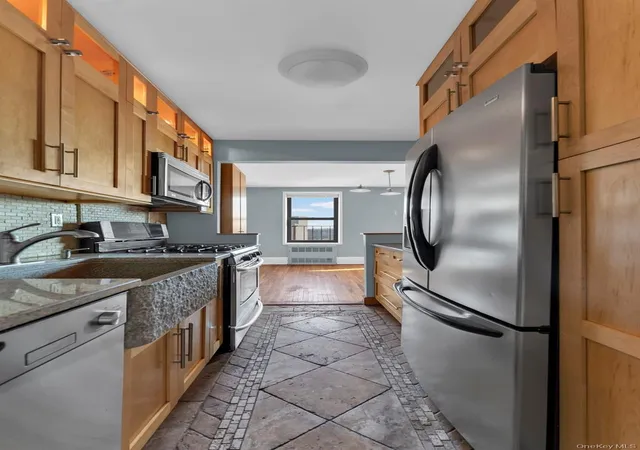 2nd image of 2015 Saint Paul Ave #6I, New York, NY 10461 | MLS# 973116