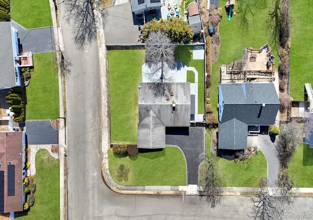 Photo 3 of Sale Pending at 10 Sutton Pl, Ronkonkoma, NY 11779 | MLS# 973199 | Listing updated on 2026-09-19