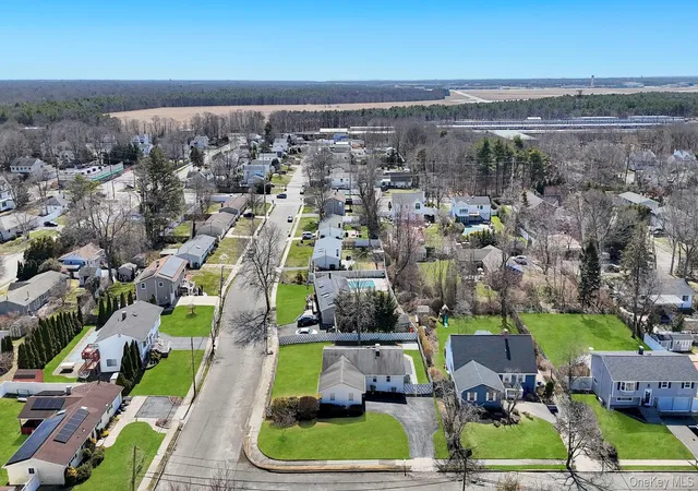Photo 4 of Sale Pending at 10 Sutton Pl, Ronkonkoma, NY 11779 | MLS# 973199 | Listing updated on 2026-09-19