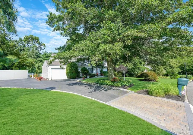 2nd image of 33 Peachtree Ln, Brookhaven, NY 11766 | MLS# 973408