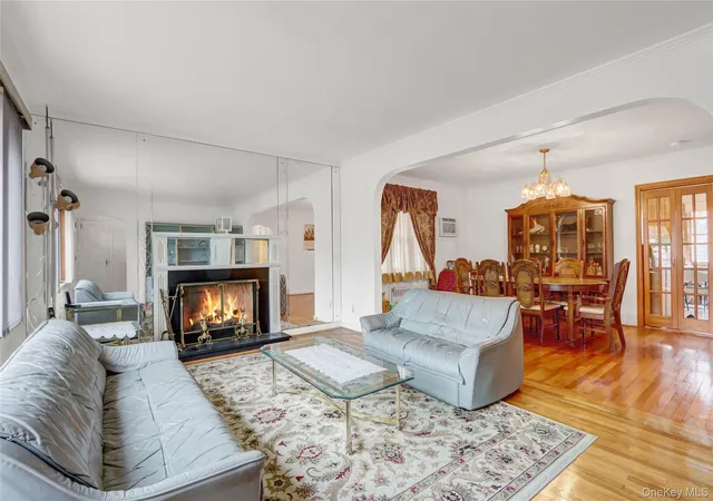 3rd image of 892 Bryant Ave, New Hyde Park, NY 11040 | MLS# 973473