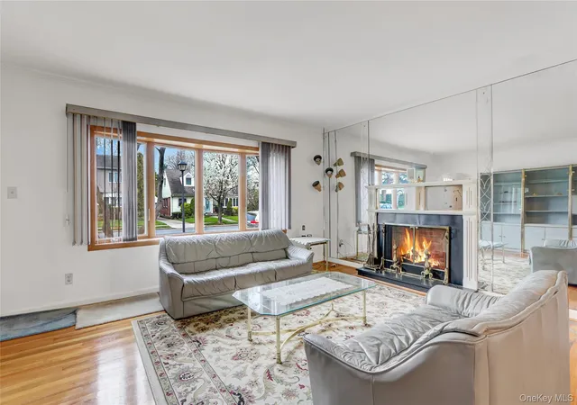 4th image of 892 Bryant Ave, New Hyde Park, NY 11040 | MLS# 973473