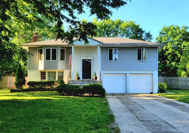 Single family home for sale at 372 Clay Pitts Rd, East Northport, NY 11731 | MLS# 973517 | Listing updated on 2026-09-19