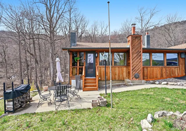Homes for sale in Warwick (town), NY | 37 Blueberry Hl, Warwick (town), NY 10925 | MLS# 973806