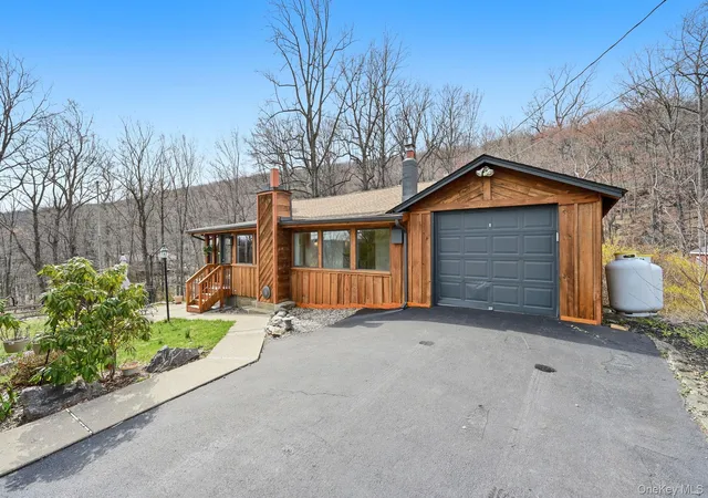 Homes for sale in Warwick (town), NY | 37 Blueberry Hl, Warwick (town), NY 10925 | MLS# 973806