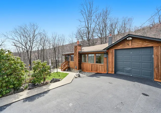 Homes for sale in Warwick (town), NY | 37 Blueberry Hl, Warwick (town), NY 10925 | MLS# 973806