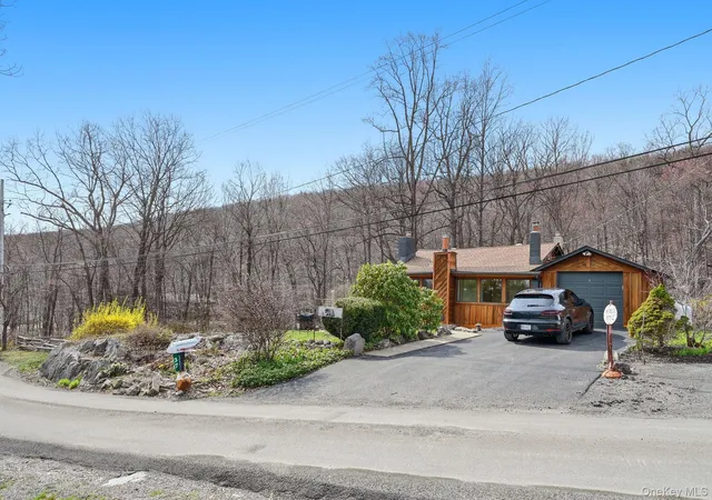 Homes for sale in Warwick (town), NY | 37 Blueberry Hl, Warwick (town), NY 10925 | MLS# 973806