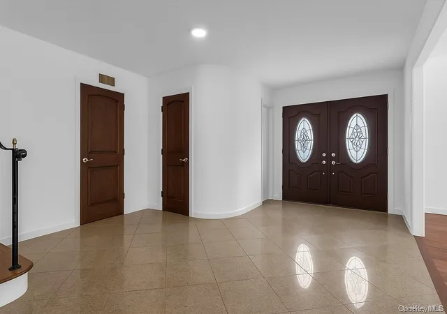 Photo 4 of Sale Pending at 2 Pickwood Ln, North Hempstead, NY 11024 | MLS# 973845 | Listing updated on 2026-08-04