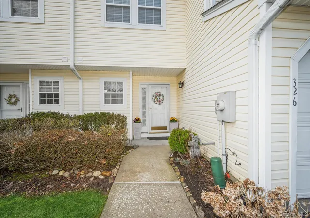 2nd image of 326 Erin Ln, East Setauket, NY 11733 | MLS# 973899