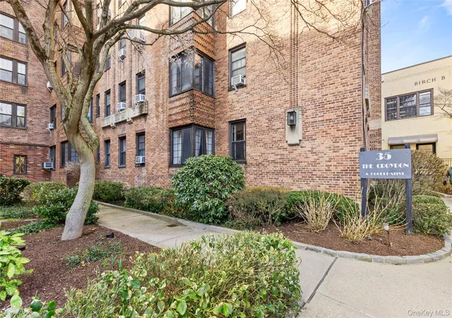 2nd image of 35 Parkview Ave, Yonkers, NY 10708