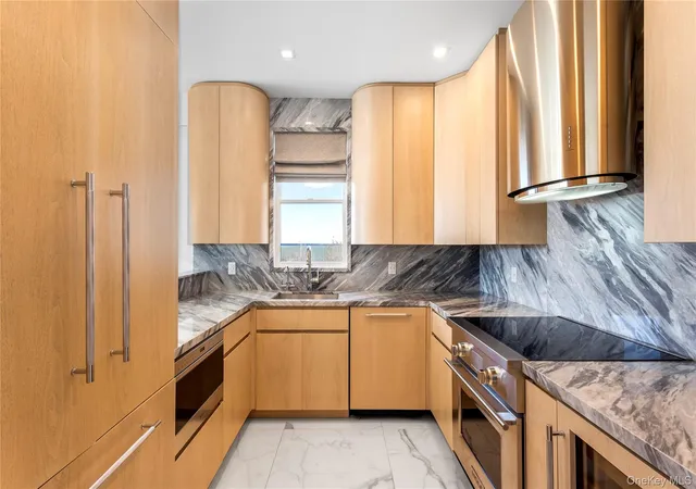 Photo 4 of Sale Pending at 580 Dune Rd #5, Westhampton Beach, NY 11978 | MLS# 973928 | Listing updated on 2026-09-19