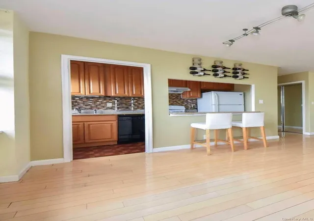 Photo 3 of Sale Pending at 1 Maple Dr #3H, Great Neck, NY 11021 | MLS# 973931 | Listing updated on 2026-05-24
