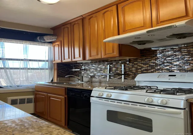 Photo 4 of Sale Pending at 1 Maple Dr #3H, Great Neck, NY 11021 | MLS# 973931 | Listing updated on 2026-05-24